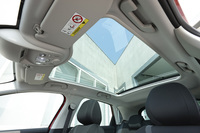 「セダクション アップグレードパッケージ」には、電動サンシェード付きパノラミックガラスルーフが標準装備される。
    