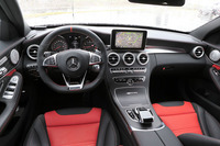 「C63 S」のインテリア。ハンドル位置は、セダンでは左右が選べるものの、ステーションワゴンは右のみとなる。
    