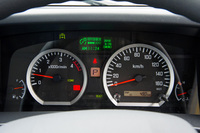 ハイブリッドシステムを搭載した「ワイドキャブ ロングボディー ドライバン」のメーターパネル。上部にハイブリッド車専用のマルチインフォメーションディスプレイが備わっている。