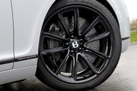 カーボンセラミックブレーキは抜群。よく止まるだけでなくカッチリとしたペダルのタッチも良好だ。なお、タイヤサイズは275/35ZR20で、銘柄はピレリPゼロだった。
