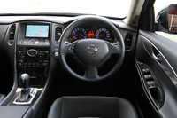 「スカイライン セダン／クーペ」と共用する部品はステアリングホイールだけだという「スカイラインクロスオーバー」のインテリア。スカイライン3兄弟で最もラクシュリーなモデルだけあって、HDDナビゲーションシステムやBOSEサウンドシステムは標準で装備される。