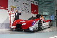 「MiEV EvolutionII」とともにポーズをとる、増岡浩選手兼監督（左）と、中尾龍吾常務取締役（右）。