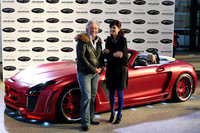 「メルセデス・ベンツSLS AMG」がベースのカスタムカー「Jetstream」の前で、ポーズをとる「FAB DESIGN」代表のローランド・リュザネック氏と、発表会に出席した女優の内田有紀さん。