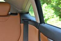 後席の肩まわりは、ラウンドしたデザインがなされており、開放感が高められている。