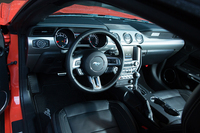 「ツイン・アイブロウ」と呼ばれる左右対称のダッシュボード形状が特徴的なインテリア。「50 YEARS EDITION」のハンドル位置は左となる。
    