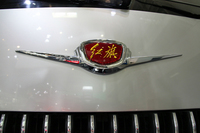 「紅旗L60」の外観はモダンだが、フロントのバッジは、紅旗のアイデンティティーをかたくなに守っているかのよう。