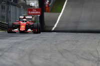 予選で今季最高の2位に入り、フェラーリのお膝元でレースに向けて期待も高まったキミ・ライコネン。しかしスタートで大失敗し、シグナルが消えてもグリッドから動けず。ようやく持ち直した頃には最後尾に落ちていた。5位入賞にも喜べず、イタリアをあとにした。（Photo=Ferrari）
    