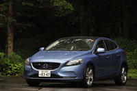 ディーゼルエンジンを搭載した「V40 D4 SE」。ボルボは「V40」「V40クロスカントリー」「S60」「V60」「XC60」の5モデルにディーゼル車を設定し、日本に導入した。
    