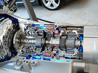 メルセデスを追い越せ（!?）と投入された世界初を謳う8段オートマチック。