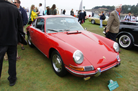 写真では、ごく普通に見えるかもしれない、この「ポルシェ911クーペ」（1965年）の何がすごいかといえば、そのコンディション。レストア車ではない未再生車ながら、どこから見ても、まるでタイムスリップしてきたかのように新車同然なのだ。
    