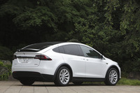 ボディーサイズは5037×2070×1680mm。セダンの「モデルS」よりひと回り大きい。