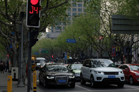 信号待ちをしている「アウディA6」と「レンジローバー スポーツ」。