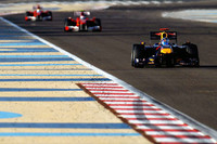 レース序盤から3人に絞られた優勝争い。トップのベッテル（先頭）は中盤に発生したエンジントラブルで速度を失い、フェラーリに1-2フィニッシュを献上した。ベッテルはハミルトンの後ろ、4位でゴール。（写真＝Red Bull Racing）