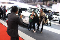 過去のショーに比べ、家族連れの姿が目立った第42回東京モーターショー。三菱のブースから。