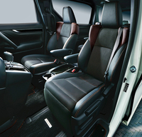 ウルトラスエードとクロコ調柄合成皮革で仕立てられたシート。