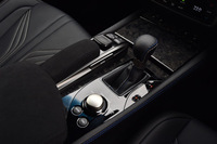 トランスミッションは8段ATのみ。ステアリングホイールのスポーク部には、変速用のシフトパドルも備わる。