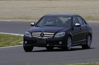 【スペック】C300アバンギャルドS：全長×全幅×全高＝4630×1770×1430mm／ホイールベース＝2760mm／車重＝1590kg／駆動方式＝FR／3リッターV6DOHC24バルブ（231ps／6000rpm、30.6kgm／2500-5000rpm）価格＝664万円（テスト車＝688万2000円／ガラススライディングルール＝16万8000円／メタリックペイント＝7万4000円）
