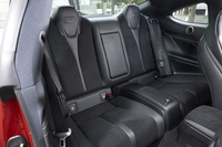 「RC F」の後席。「RC350」「RC300h」ともども、定員は2人となっている。