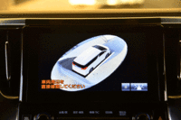 車体を俯瞰（ふかん）したような映像を使って、周囲の様子をドライバーに伝える「ムービングビュー」の画面。車体を透かしたような映像で死角の情報を知らせる「シースルービュー」機能も備わる。