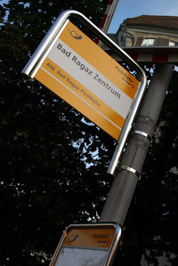 何げないがモダーンなバス停サイン。