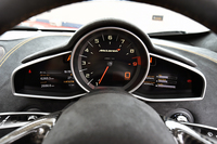 アナログ式のタコメーターを中心にすえるメーターパネル。左右には、車両の状態を示す液晶ディスプレイが配される。スピードメーターは、デジタル式。