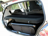 最安グレードは基本的にシティーカーゆえ荷室容量に注意。アイゴは中型スーツケースがかろうじて収まった。