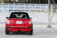 【スペック】MINIジョンクーパーワークス：全長×全幅×全高＝3745×1685×1430mm／ホイールベース＝2465mm／車重＝1200kg／駆動方式＝FF／1.6リッター直4DOHC16バルブ（211ps/6000rpm、26.5kgm/1750-5500rpm）／燃費＝16.3km/リッター（JC08モード）／価格＝390万円（テスト車＝500万9550円／マルチファンクションステアリング＝3万5000円／クロームラインインテリア＝2万2000円／カラーライン（カーボンブラック）＝2万6000円／ホワイトターンシグナルライト＝1万円／パークディスタンスコントロール＝6万円／自動防眩ルームミラー＝2万5000円／プライバシーガラス＝3万円／RECAROスポーツシート＝40万円／アラームシステム＝7万円／コンフォートアクセスシステム＝8万6000円／ブラックボンネットストライプ＝1万7000円／レインセンサー2万4000円／アダプティブヘッドライト＝4万円／MINIビジュアルブースト＝12万円／MINIコネクテッド＝2万5000円／harman/Kardon製HiFiラウンドスピーカーシステム＝12万円） 