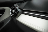 丸型ルーバーはインテリアの見どころのひとつ。欧州のプレミアムメーカーのパーツを購入して研究したという。