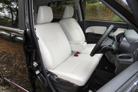 「キャスト スポーツ」には「アクティバ」や「スタイル」ではオプション扱いのインテリアパッケージ「プライムインテリア」が標準装備となる。カラーバリエーションは、シートが黒、装飾パネルが赤の組み合わせが標準。シートが白、装飾パネルが黒の組み合わせが無償オプションとなる。