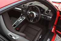 インストゥルメントパネルのデザインは兄弟車の「ボクスター」と共通。テスト車のインテリアはオプションのナチュラルレザー仕様（75万3000円）。