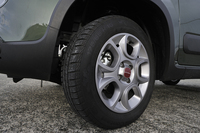 タイヤサイズは175/65R15。試乗車にはコンチネンタルのウインタータイヤ「コンチクロスコンタクト ウインター」が装着されていた。