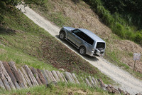 新たに、走行中にアクセルペダルとブレーキペダルを同時に踏んだ時にブレーキを優先するブレーキオーバーライド制御を採用している。
