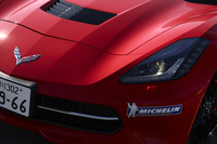 ボディーはエッジの立ったプレスラインが特徴。なお、コルベットは初代の頃から、ボディーの素材にFRPが採用されている。
    