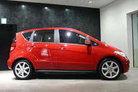 「メルセデス・ベンツA170エディション10」のサイドビュー。17インチ7スポークホイールも特別装備される。