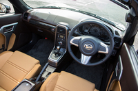 インパネまわりはいかにも「テスト用の試作車」といった趣きで、ダッシュボードの樹脂パネルにはシボも施されていなかった。なお、市販モデルではシートやステアリングホイール、加飾パネルなど、インテリアの「着せ替え」も可能となっている。