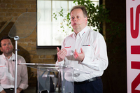 2015年のルマン参戦に向けた記者発表会で登壇する、日産のアンディ・パーマー氏。
    