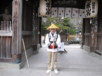 金剛づえと菅笠を整え、白衣を着てスタートする。2度目、2010年、一番札所の霊山寺で。