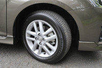 オプションの185/60R15タイヤは、アルミホイールとのセットオプション。テスト車には「ブリヂストンB250」が装着されていた。