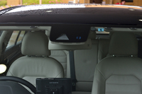 フロントガラスの上部中央に見えるのは、衝突回避システムのレーダー照射装置。この安全機能は全グレードに備わる。
    