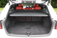 荷室の広さは後席を起こした状態で495リッター。ボディーの下に足を差し入れるだけでテールゲートが自動開口するコンフォートアクセスも用意されている。（写真をクリックすると、シートの倒れる様子が見られます）