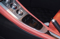 センターコンソールのアップ。MTのシフトレバーに代えて、走行モードの選択ボタンが備わる。