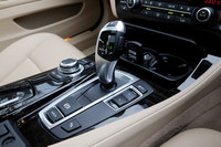 ATは多段化が進み、先代モデルの6段から8段に。レバーの先、カップホルダーのかたわらには、写真のように電子式のキーを立て置くスペースも設けられる。