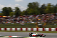 予選でレッドブルに1秒近い大差をつけられ3位に甘んじたマクラーレンのハミルトン（写真）。レースペースは好調で、ピットストップのタイミングでベッテルを抜き2位に昇格したのだが、ゴール目前にホイール起因と思われるタイヤバーストに見舞われクラッシュ。18点とチャンピオンシップ2位の座を逃がした。チームメイトのジェンソン・バトンは、ミハエル・シューマッハーに先行されてから終始メルセデスに抑えられ結果5位。（写真=McLaren）