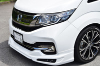 フロントまわり。バンパー部に仕込まれたLEDのフォグランプやイルミネーションも、ドレスアップの大事なポイント。