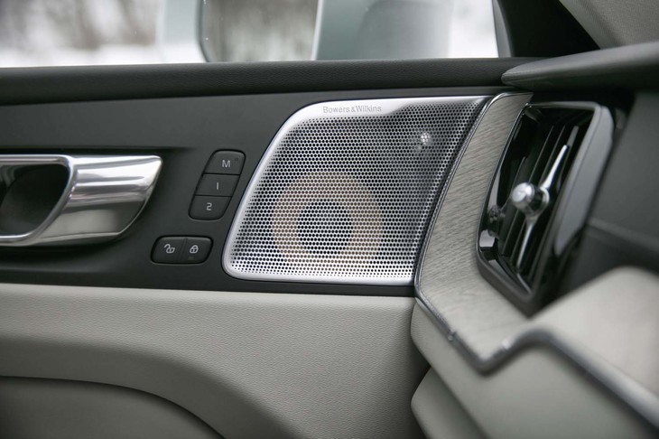 15個のスピーカーで構成される「Bowers & Wilkinsプレミアムサウンドオーディオシステム」は32万円のオプション（写真は、フロントドア部のスピーカー）。