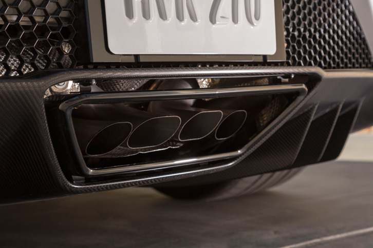 マフラーはセンター4本出し。中央の2本と左右の2本とで形状が異なる。