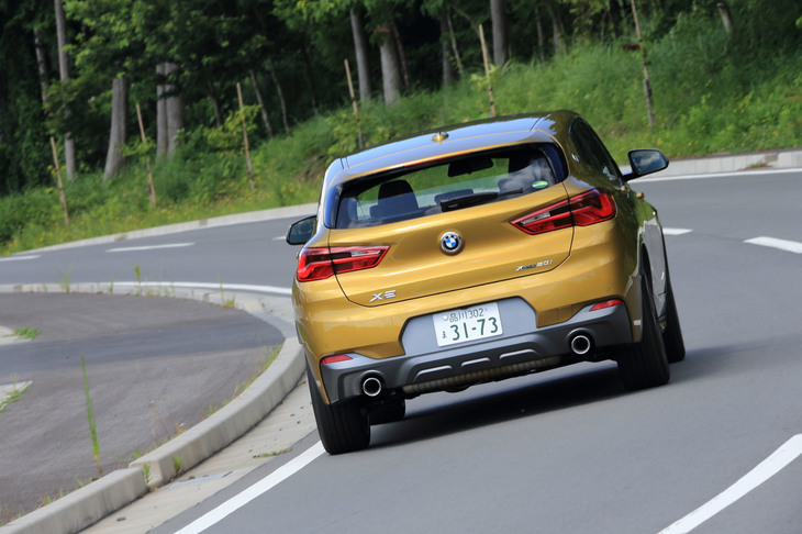 左コーナーを行く「X2 xDrive20i MスポーツX」。ほとんどロールしていないのが写真でも確認できる。