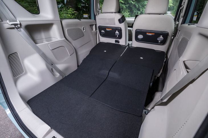 後席を最も前方にスライドさせ、背もたれをすべて倒した様子。荷室床面は完全なフラットにはならないが、長尺物も収納可能な余裕のスペースが生まれる。