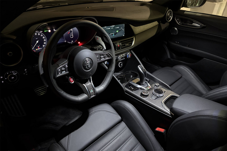 「ジュリア クアドリフォリオ エストレマ」のコックピット。今回試乗した外板色が「ヴェズヴィオグレー」の左ハンドル仕様車は、わずか4台の導入となる。