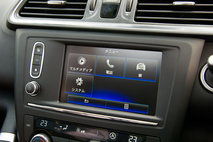 オーディオやハンズフリー通話、運転支援システムをはじめとした車両の各種機能設定などの操作を統合した「R-Link2」。残念ながらカーナビ機能は搭載されていない。